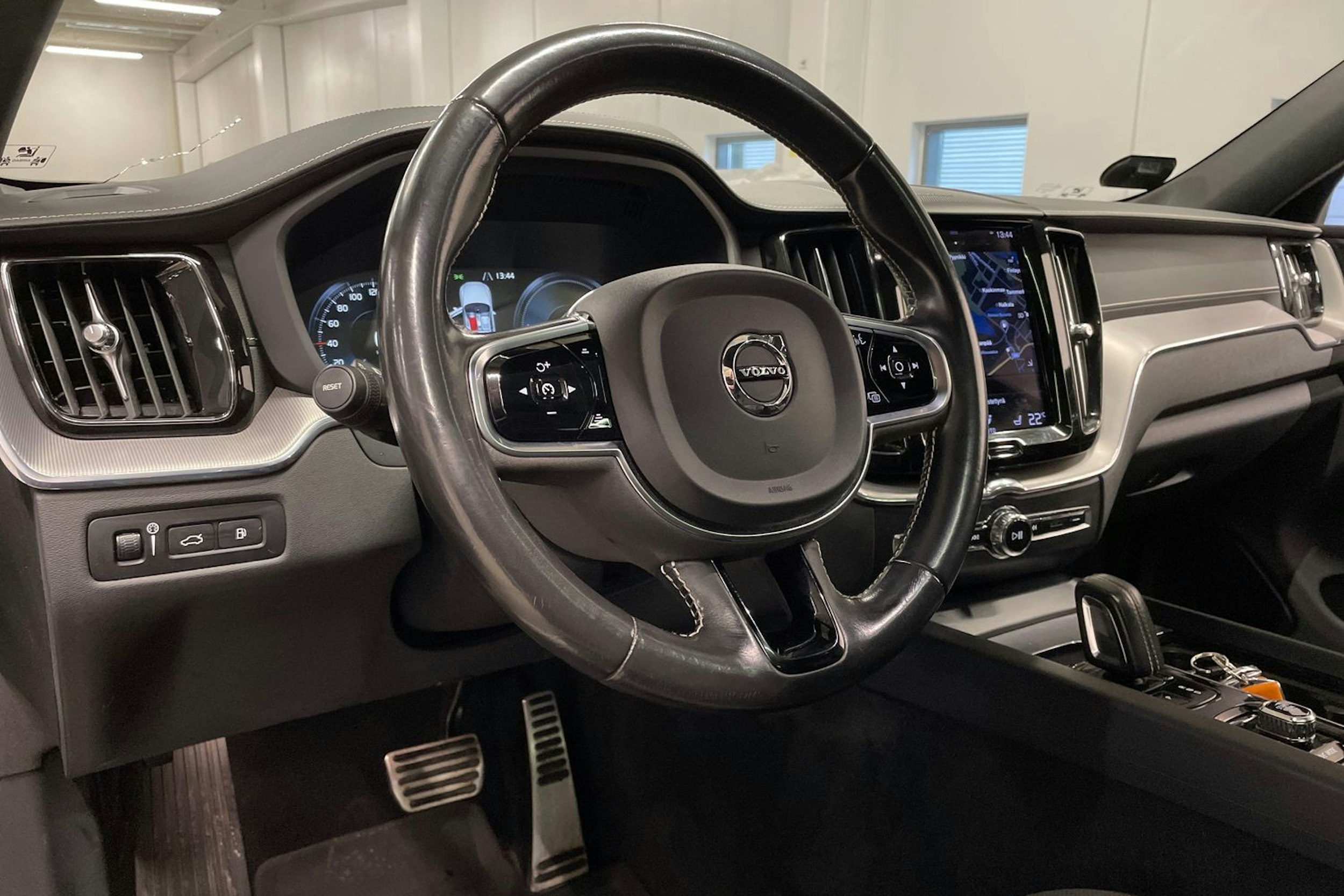 harmaa Volvo XC60 2021 kuva 30.