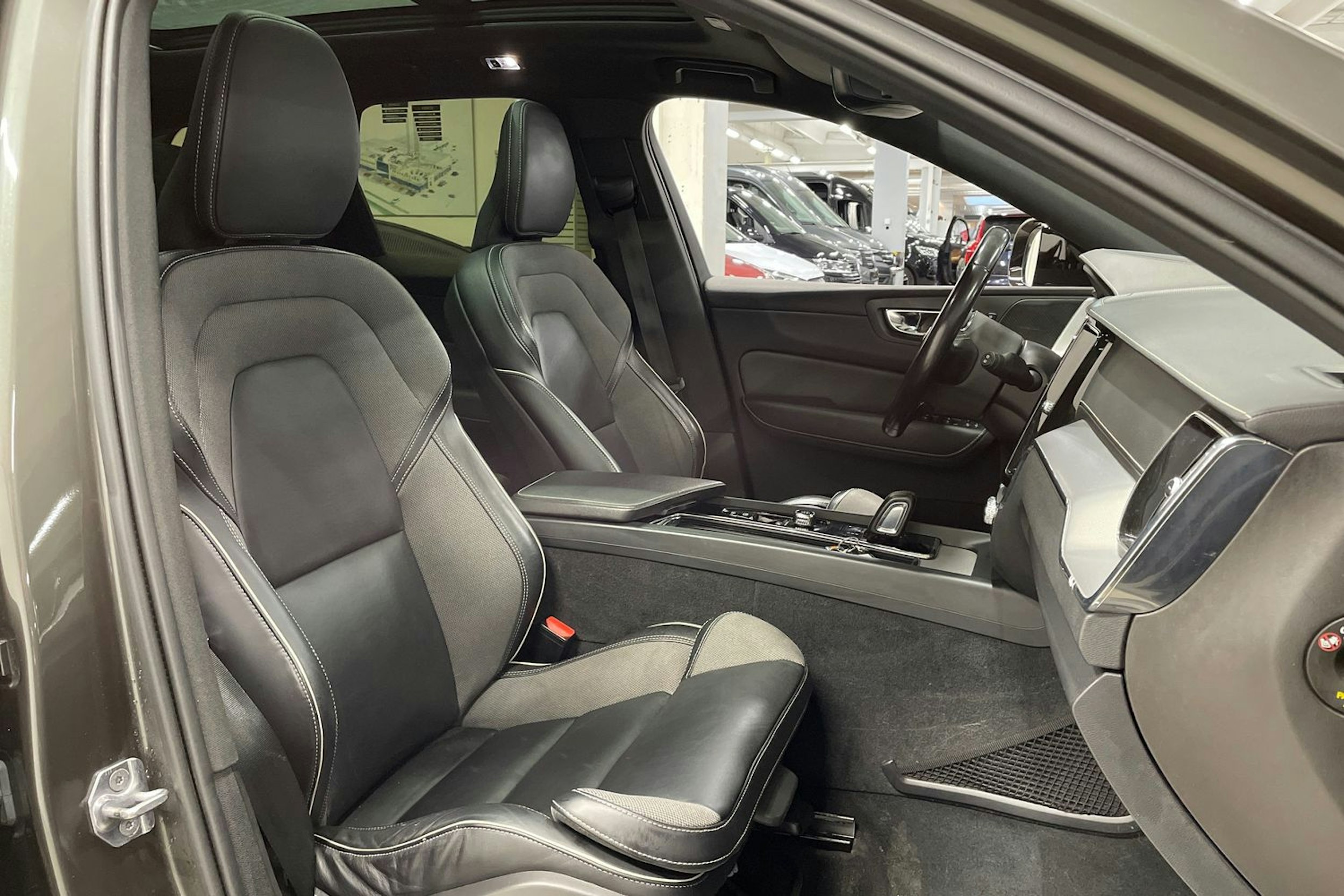 harmaa Volvo XC60 2021 kuva 31.