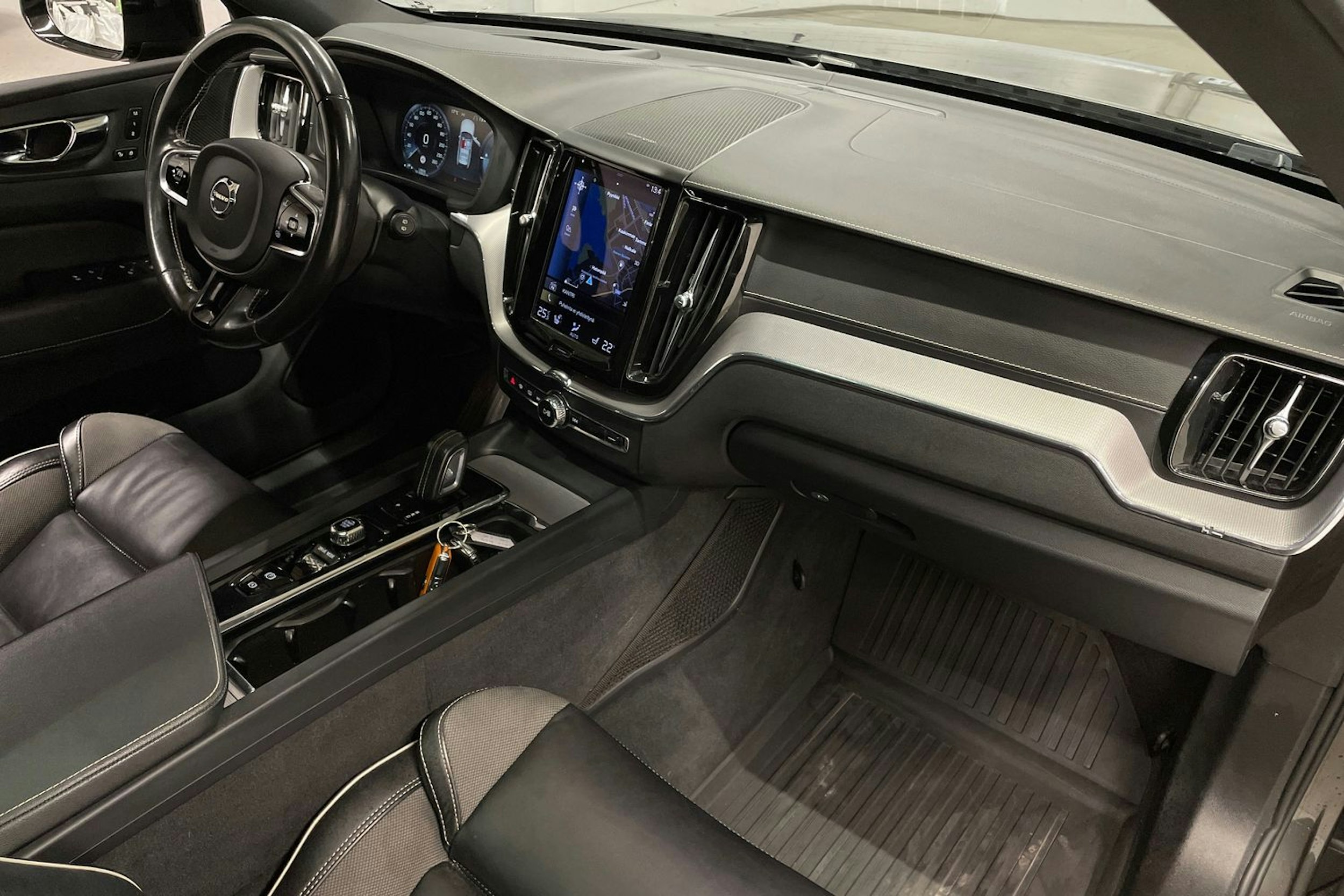 harmaa Volvo XC60 2021 kuva 32.