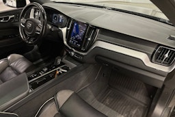 harmaa Volvo XC60 2021 kuva 32.