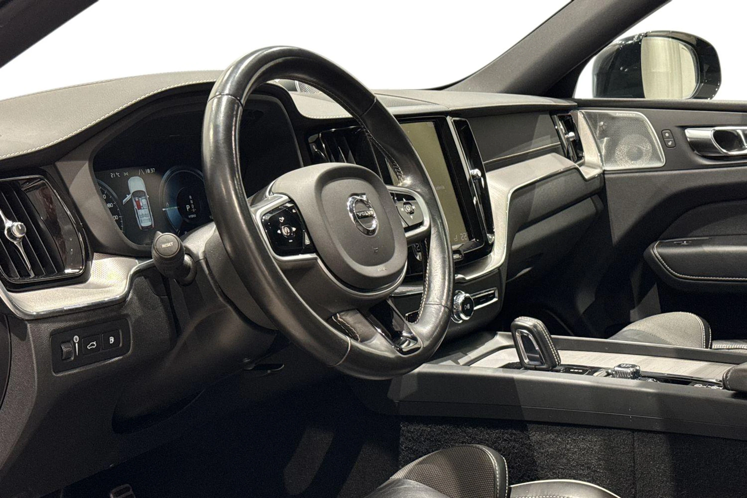 harmaa Volvo XC60 2021 kuva 8.