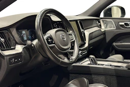 harmaa Volvo XC60 2021 kuva 8.