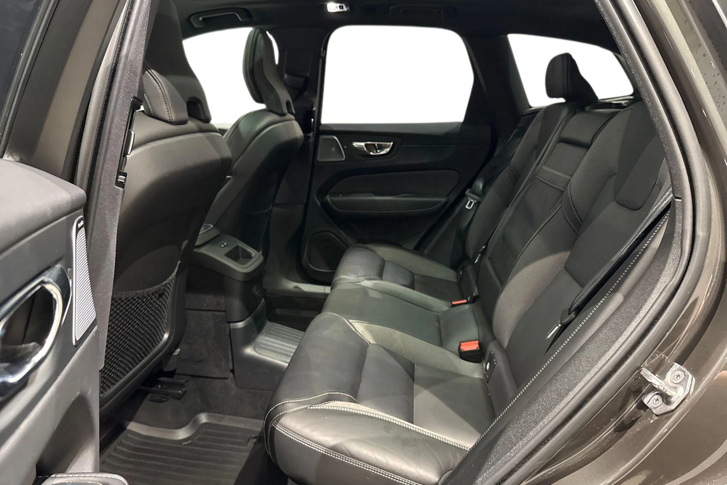 harmaa Volvo XC60 2021 kuva 11.