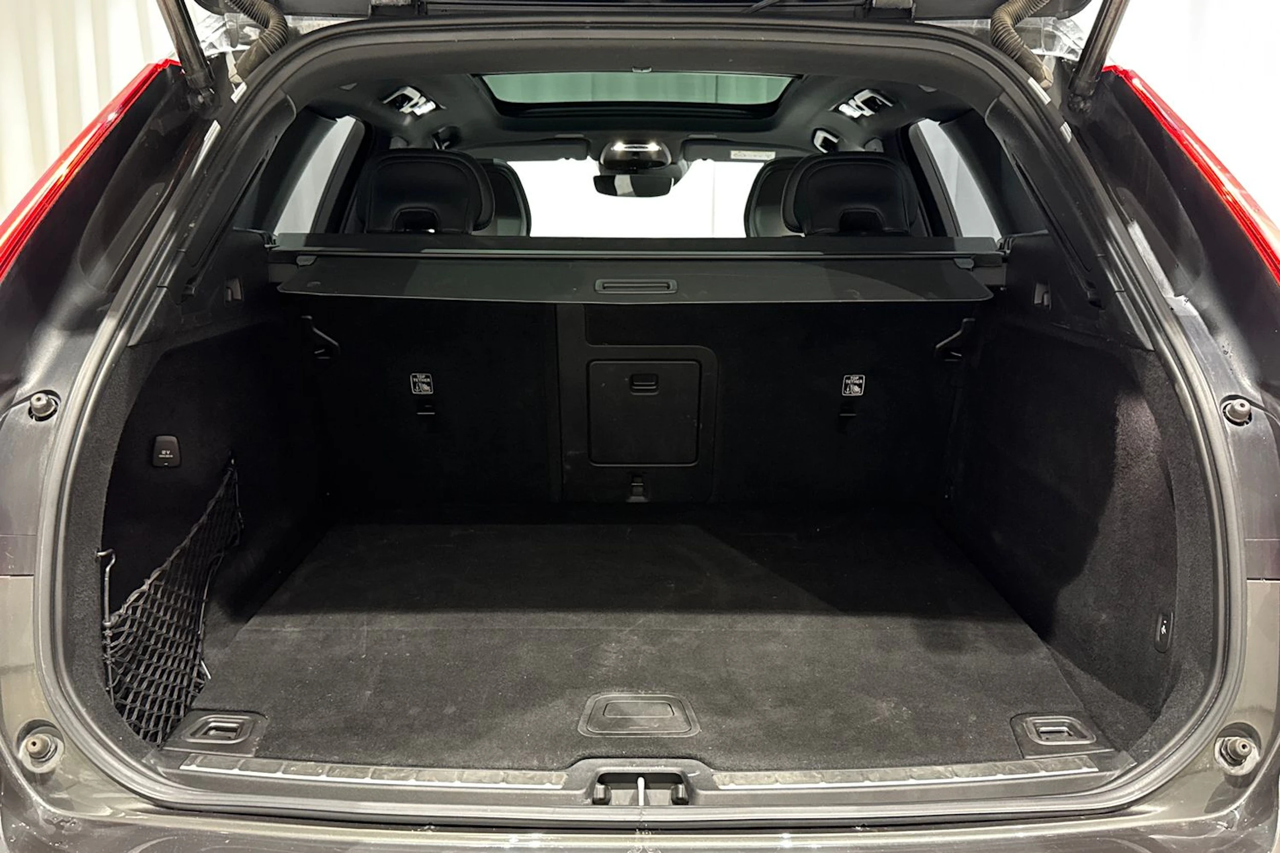 harmaa Volvo XC60 2021 kuva 16.