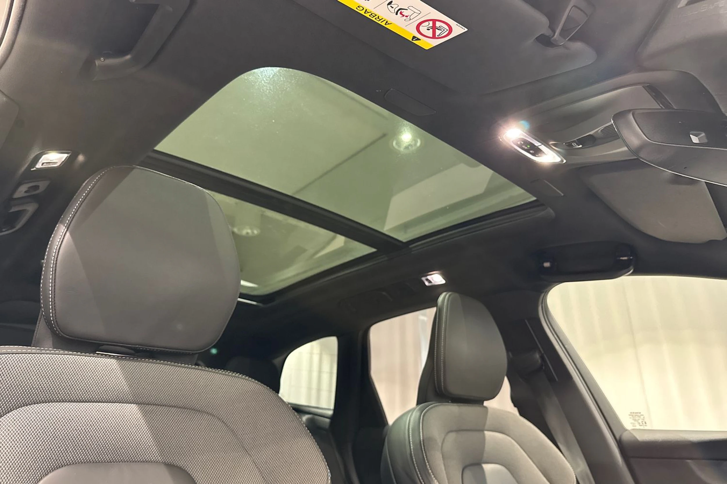 harmaa Volvo XC60 2021 kuva 19.