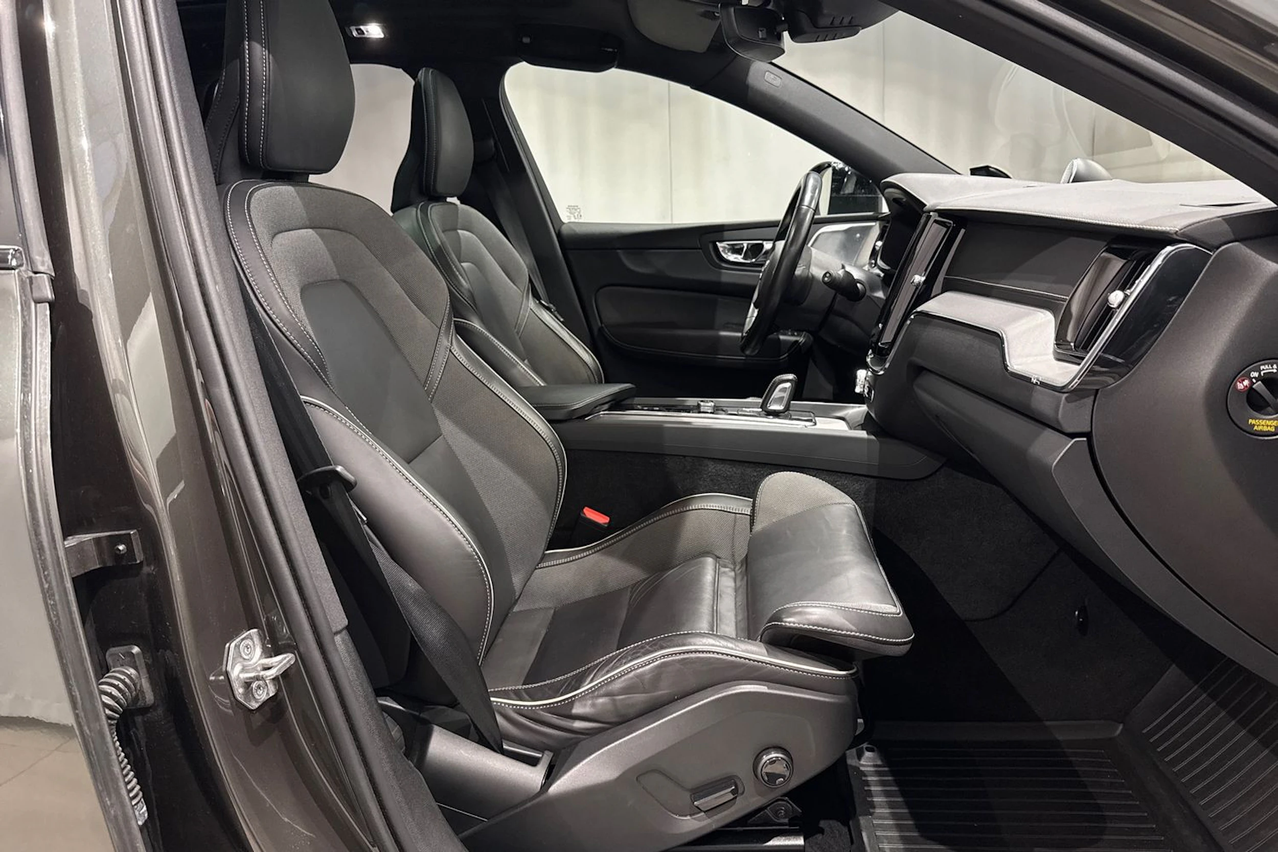 harmaa Volvo XC60 2021 kuva 20.