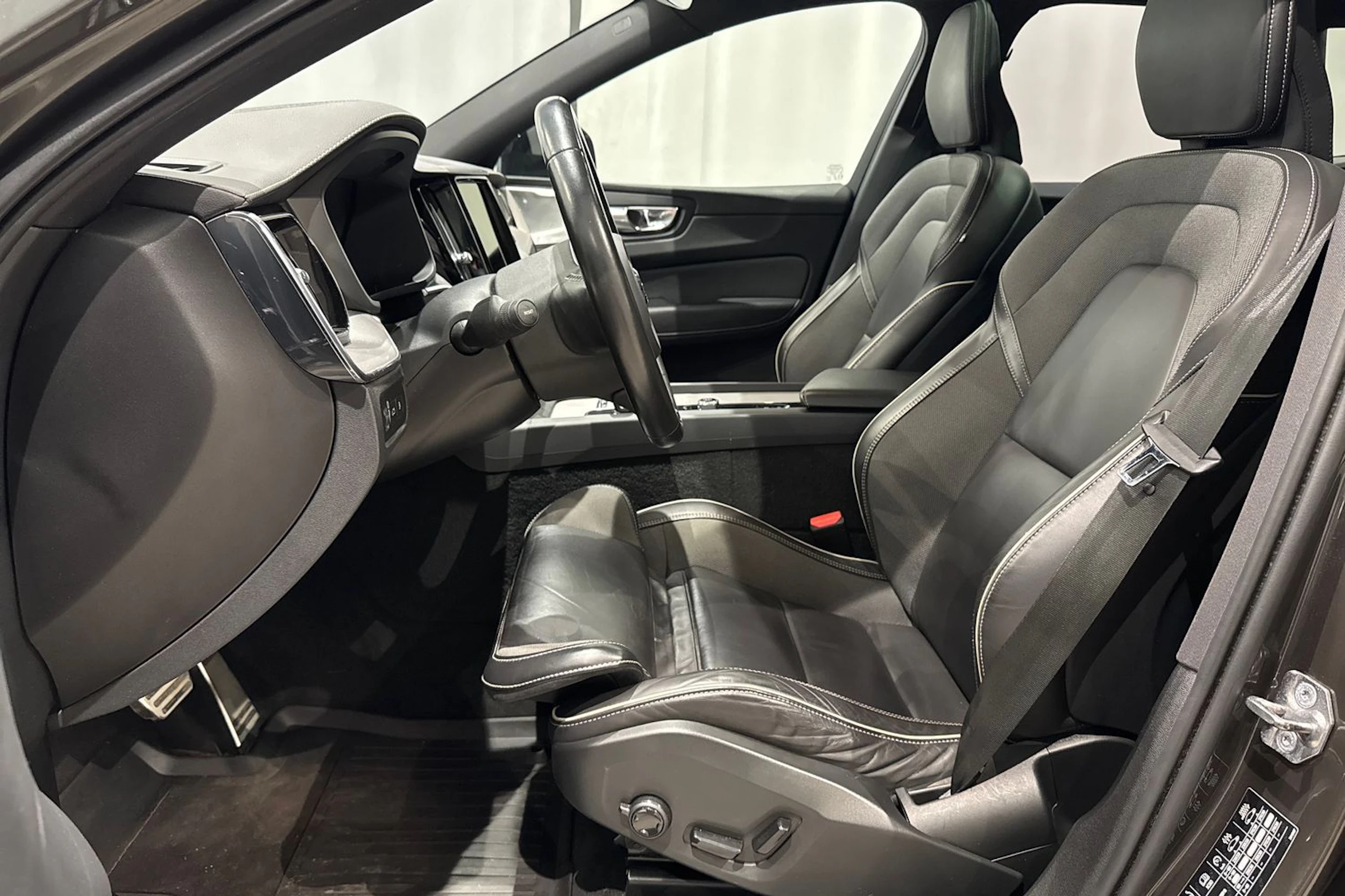 harmaa Volvo XC60 2021 kuva 21.