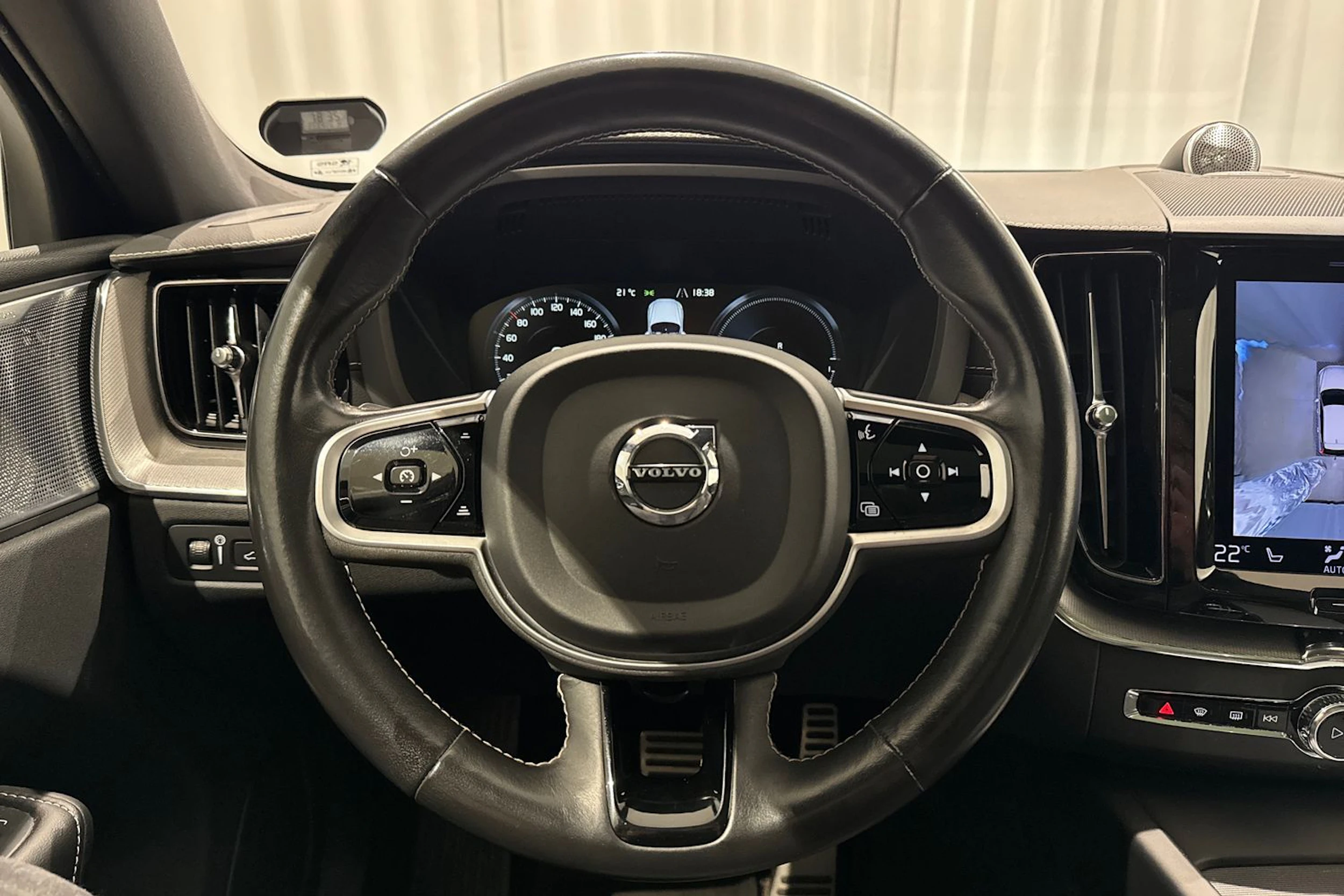 harmaa Volvo XC60 2021 kuva 23.