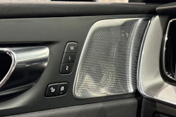 harmaa Volvo XC60 2021 kuva 36.