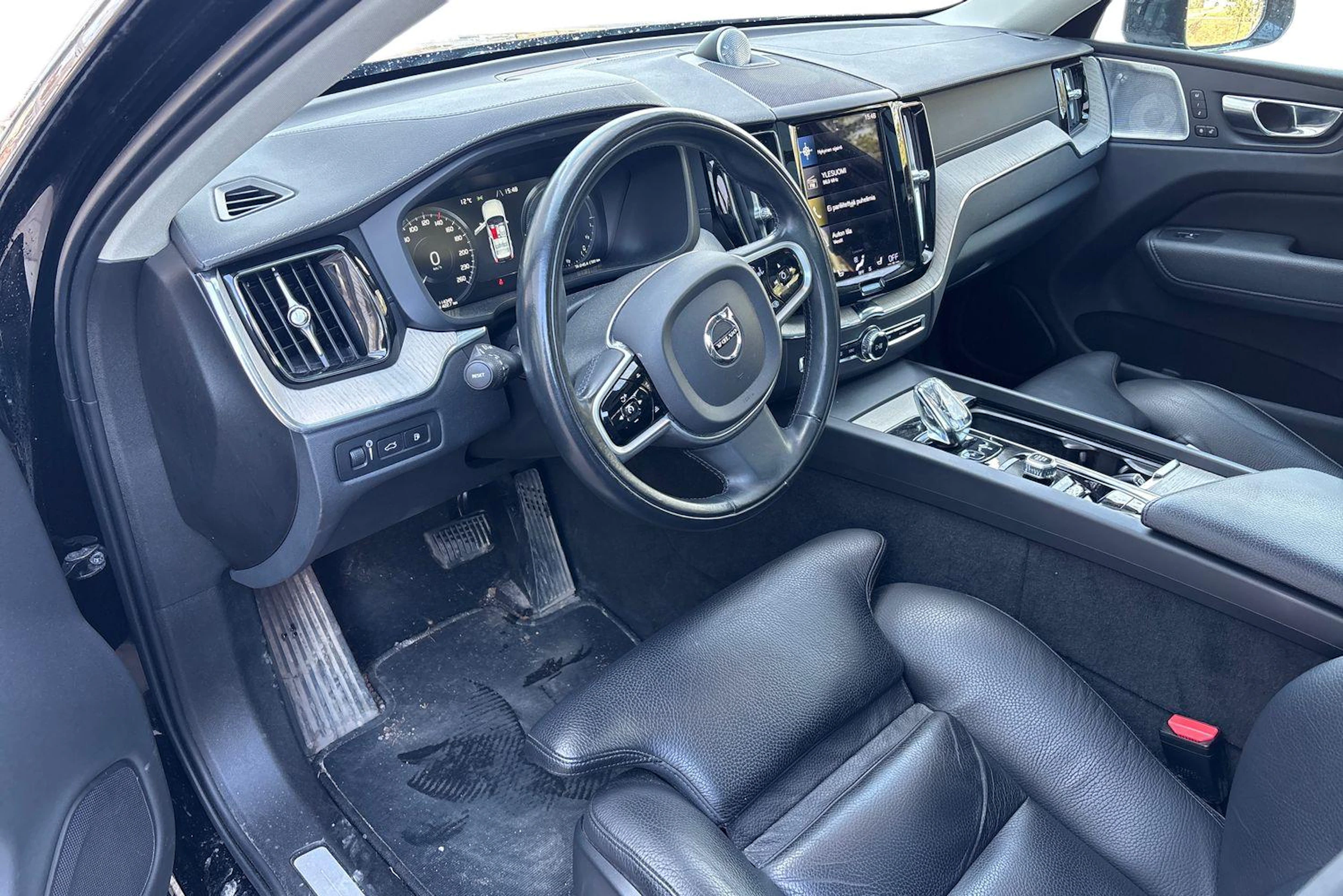 Musta Volvo XC60 2021 kuva 3.