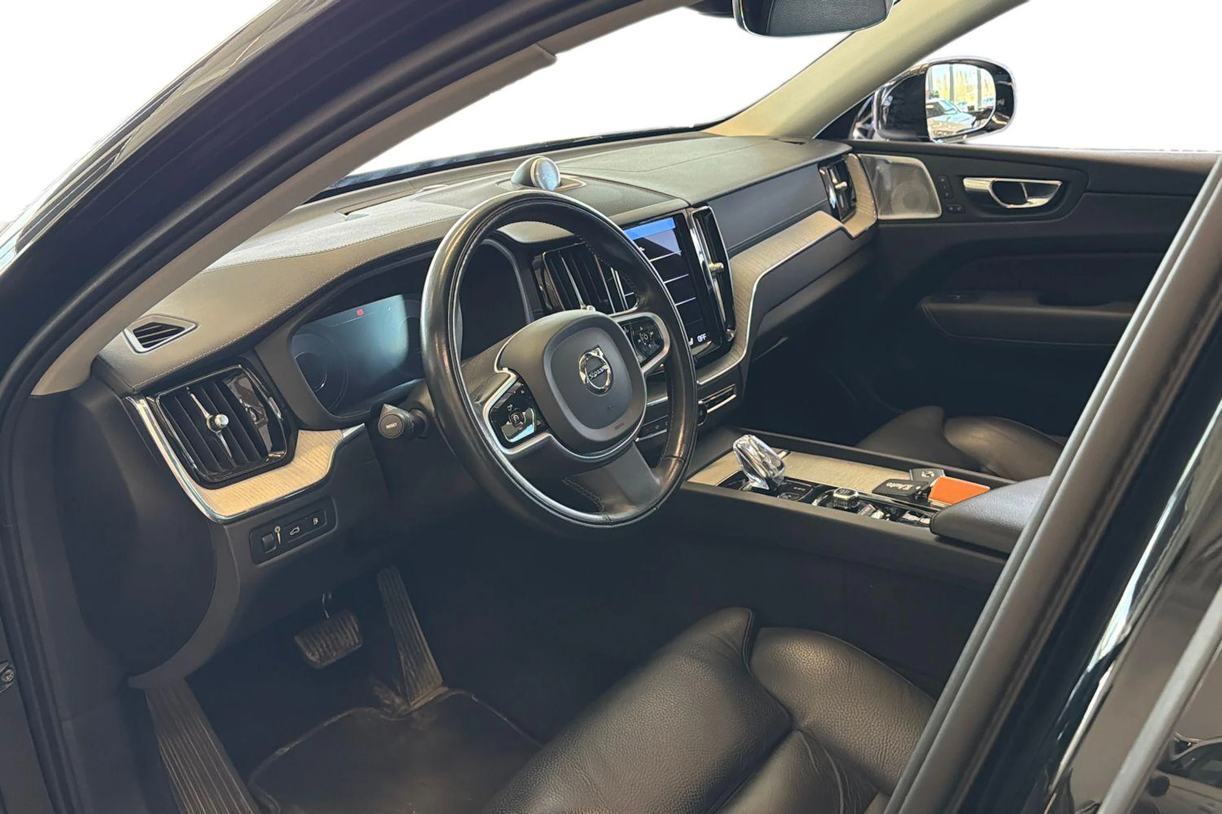 Musta Volvo XC60 2021 kuva 8.