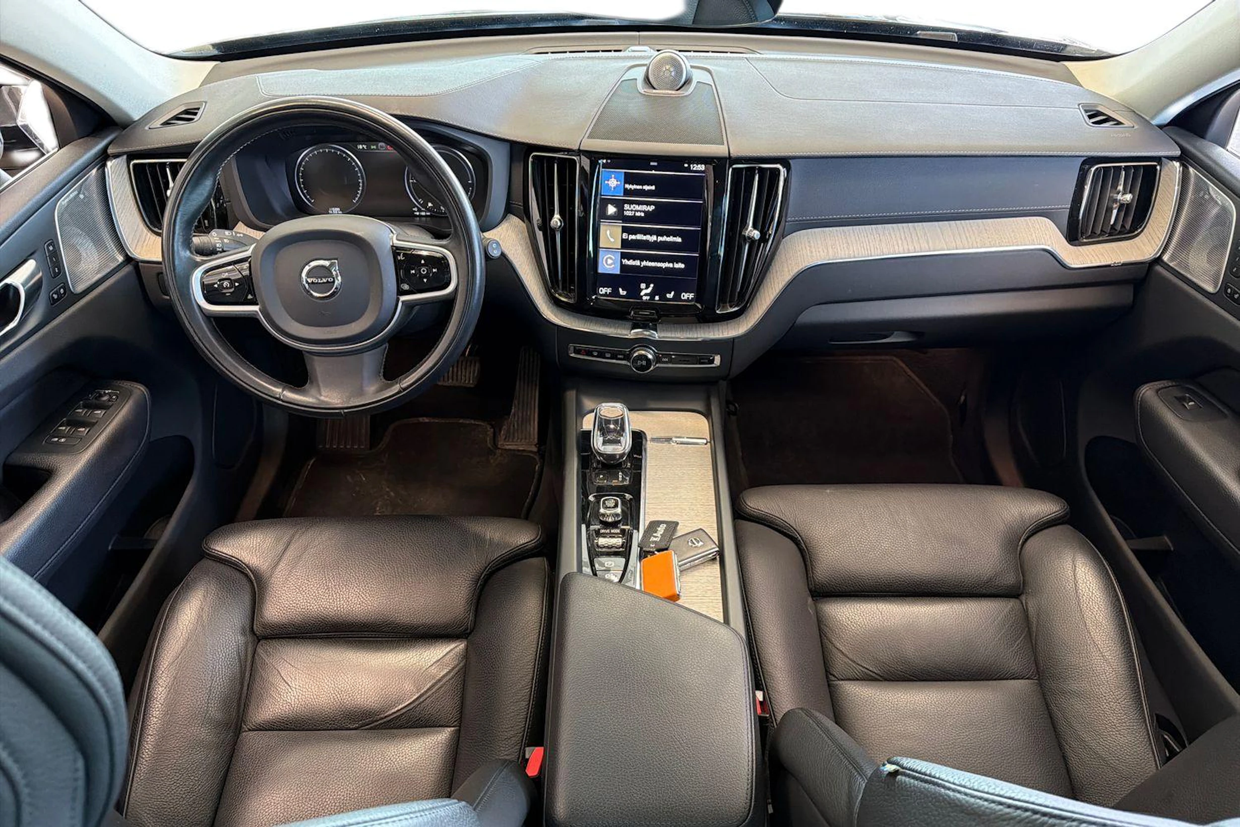 Musta Volvo XC60 2021 kuva 9.