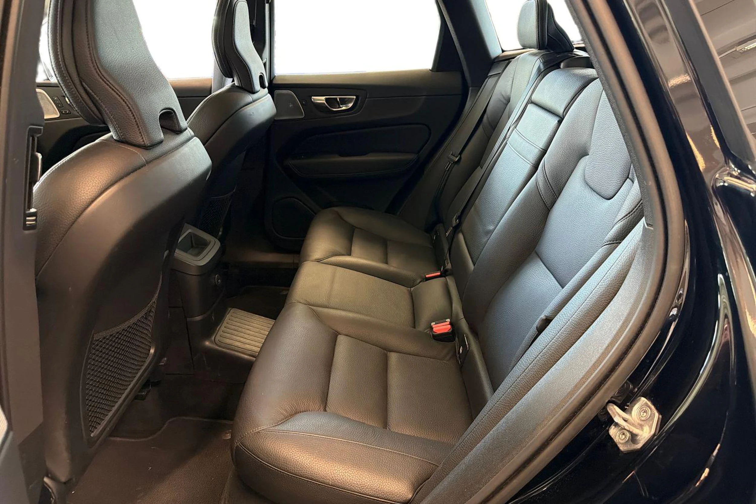 Musta Volvo XC60 2021 kuva 11.