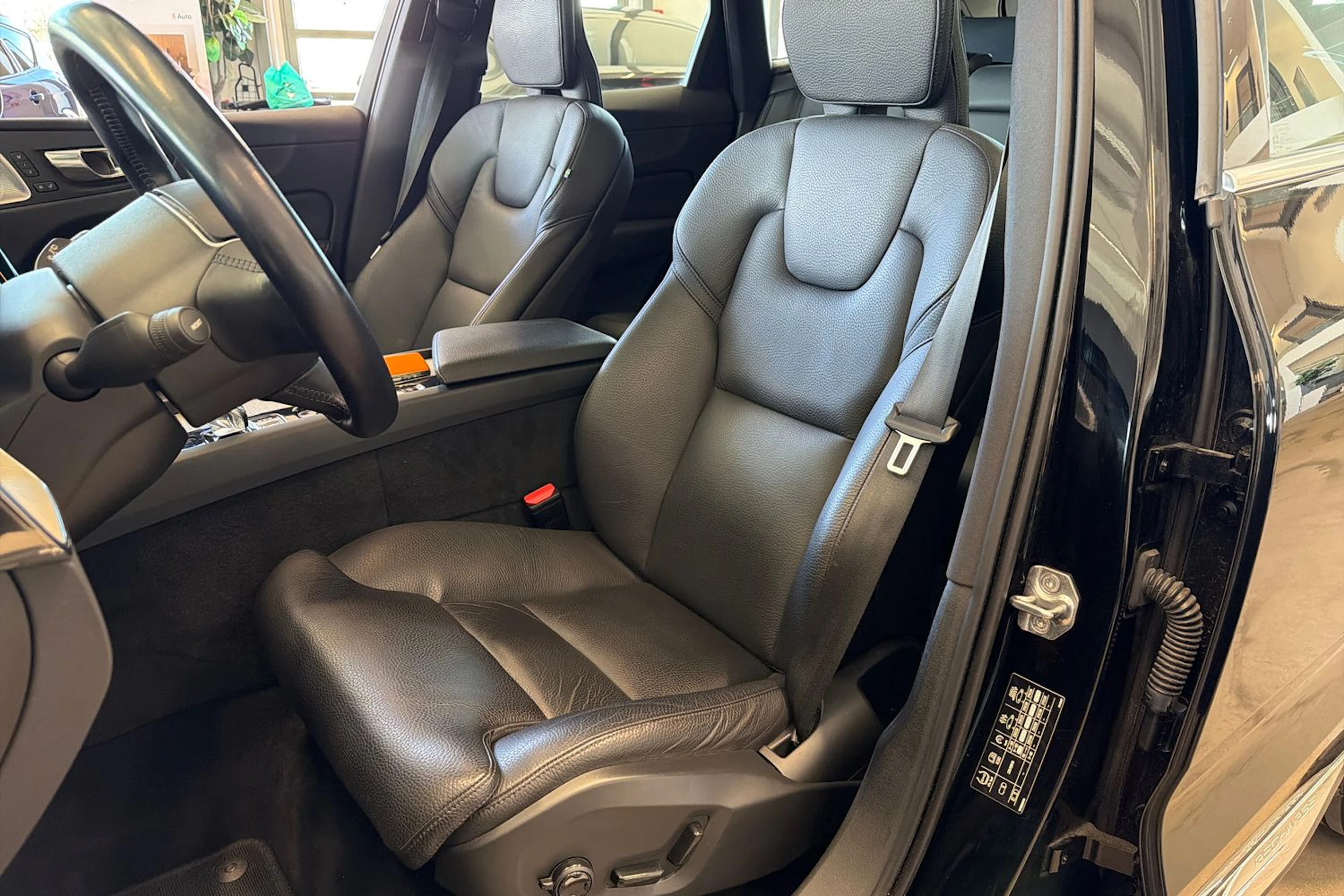 Musta Volvo XC60 2021 kuva 15.