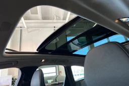 Musta Volvo XC60 2021 kuva 16.