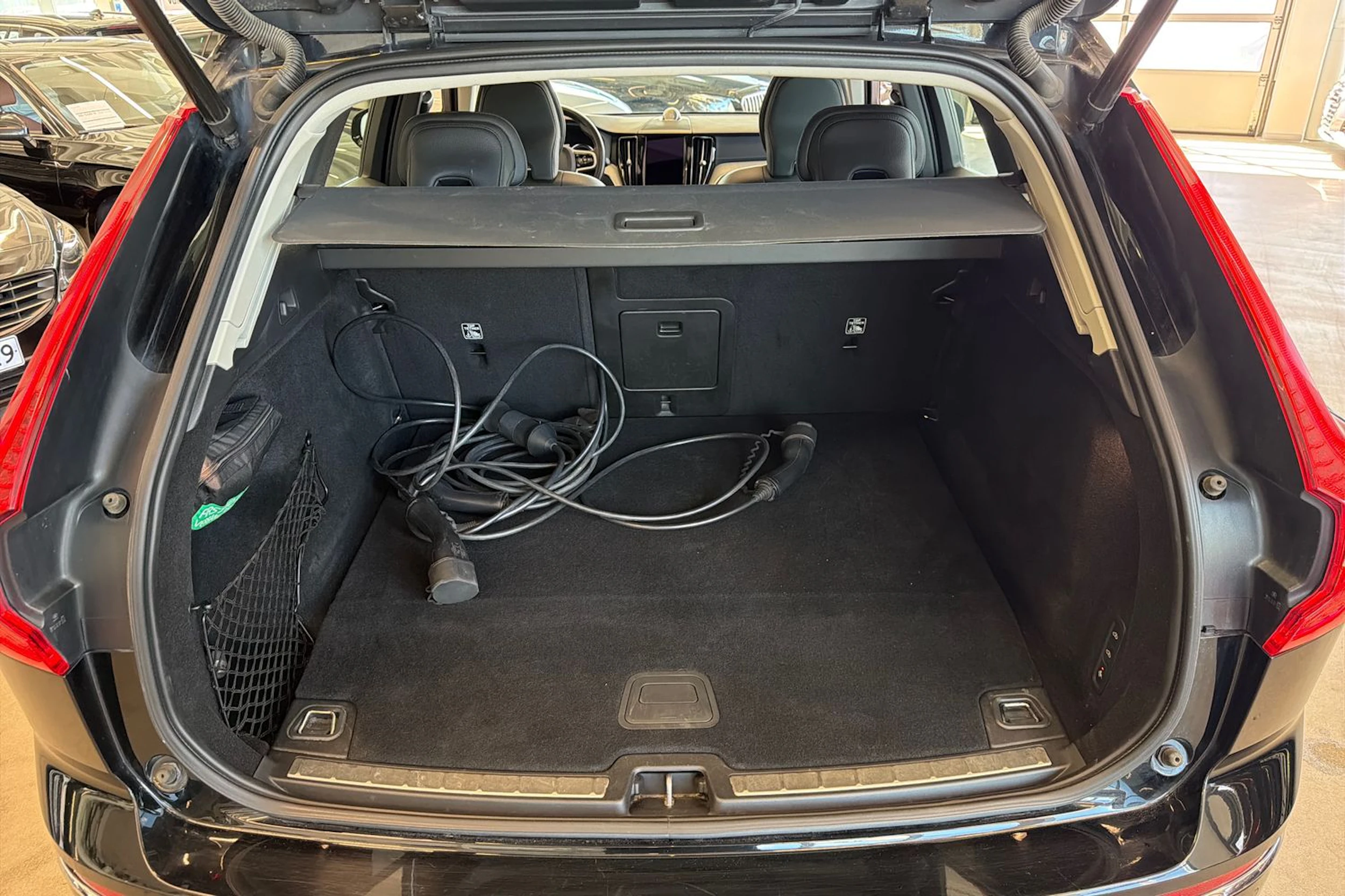 Musta Volvo XC60 2021 kuva 19.