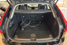 Musta Volvo XC60 2021 kuva 19.