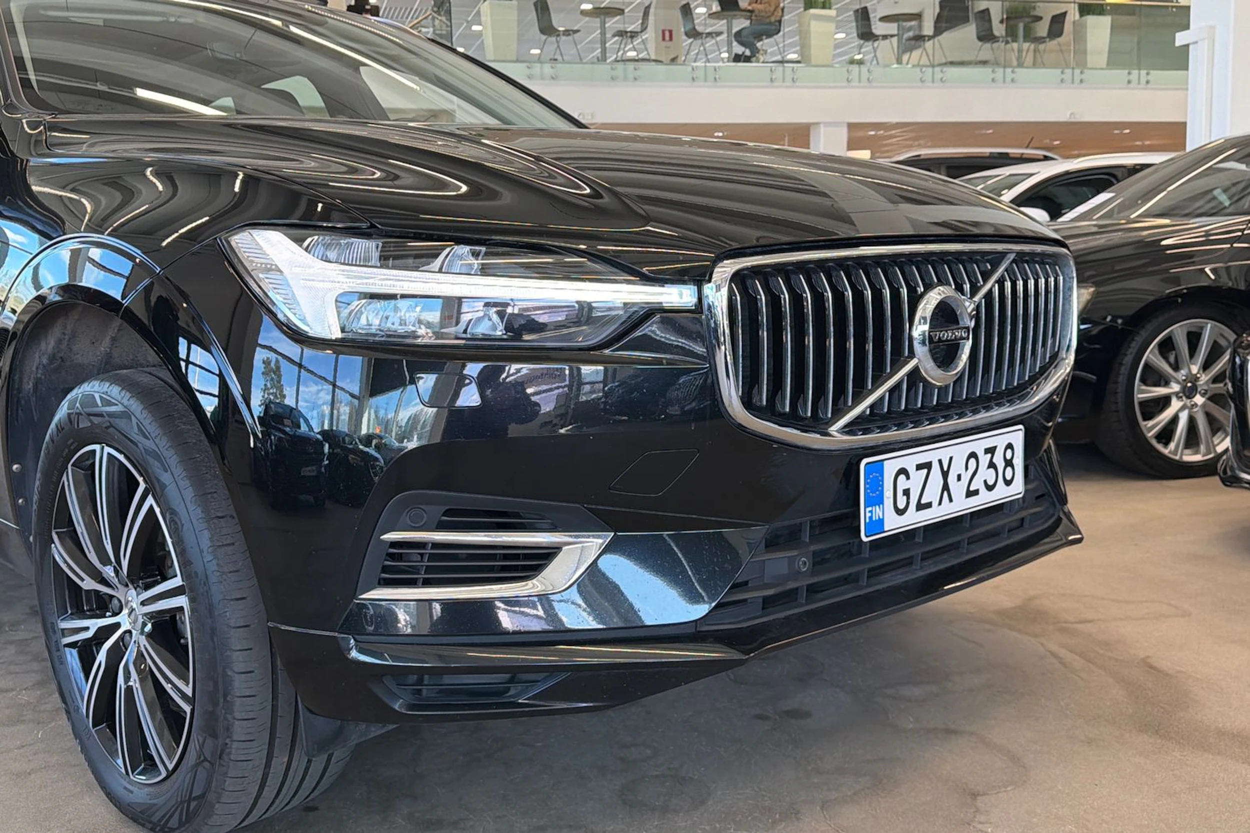 Musta Volvo XC60 2021 kuva 23.