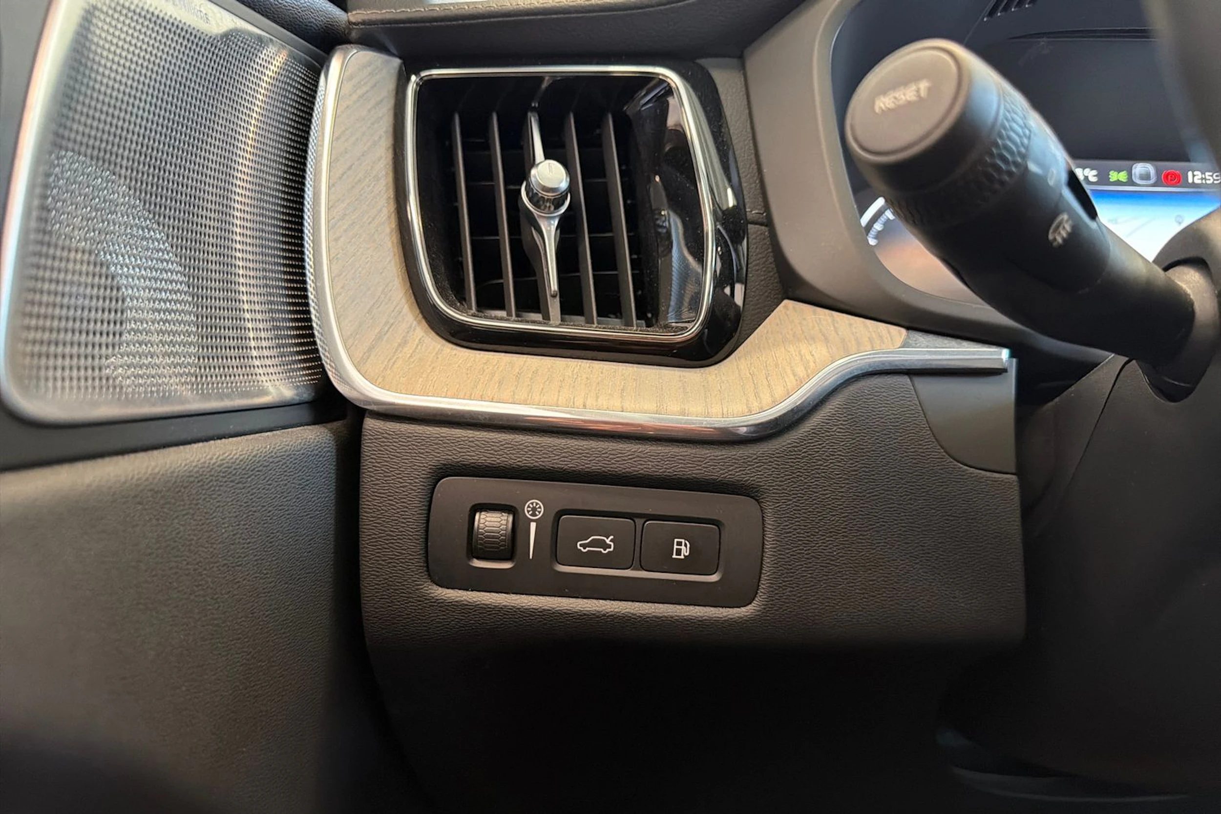 Musta Volvo XC60 2021 kuva 27.