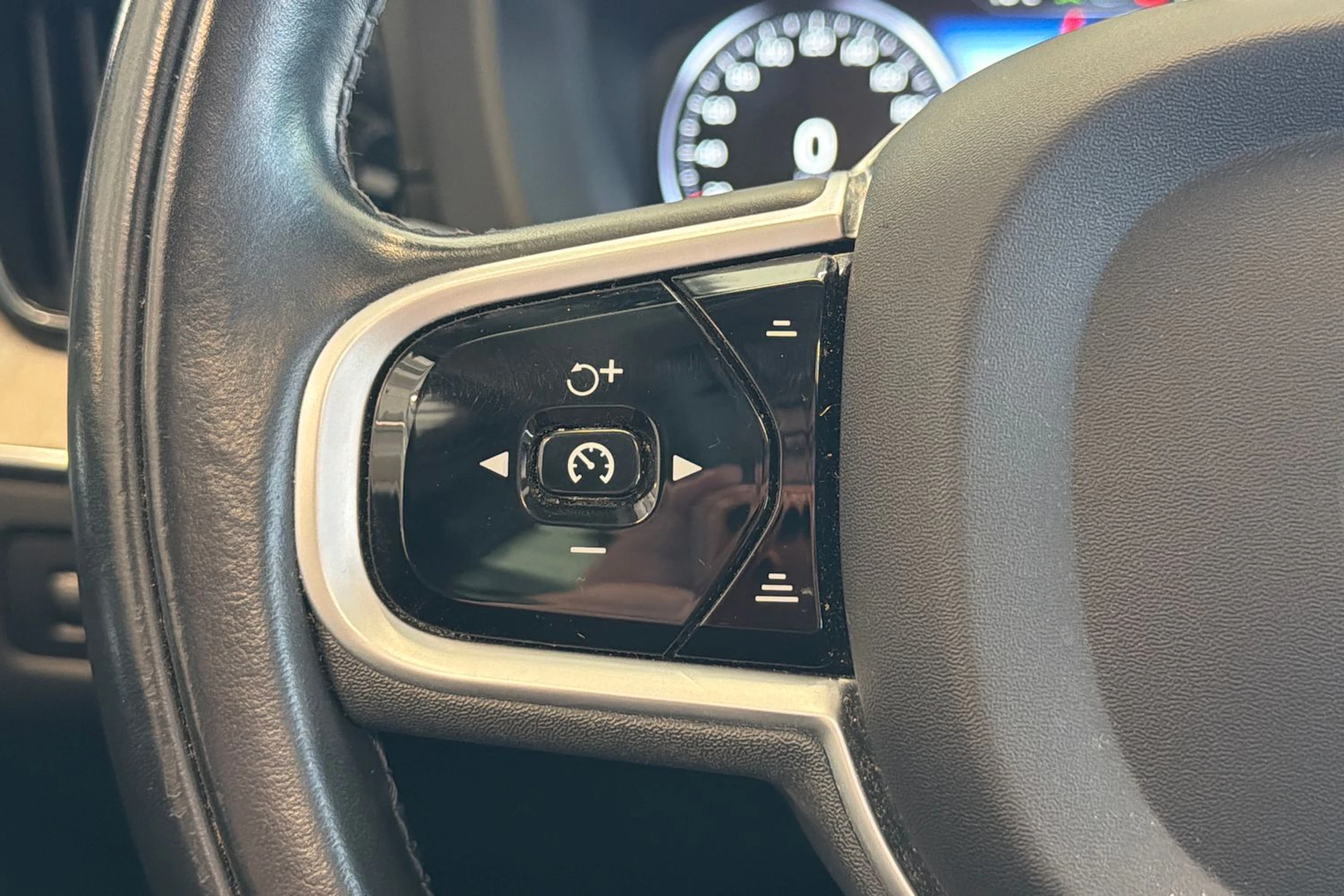 Musta Volvo XC60 2021 kuva 30.