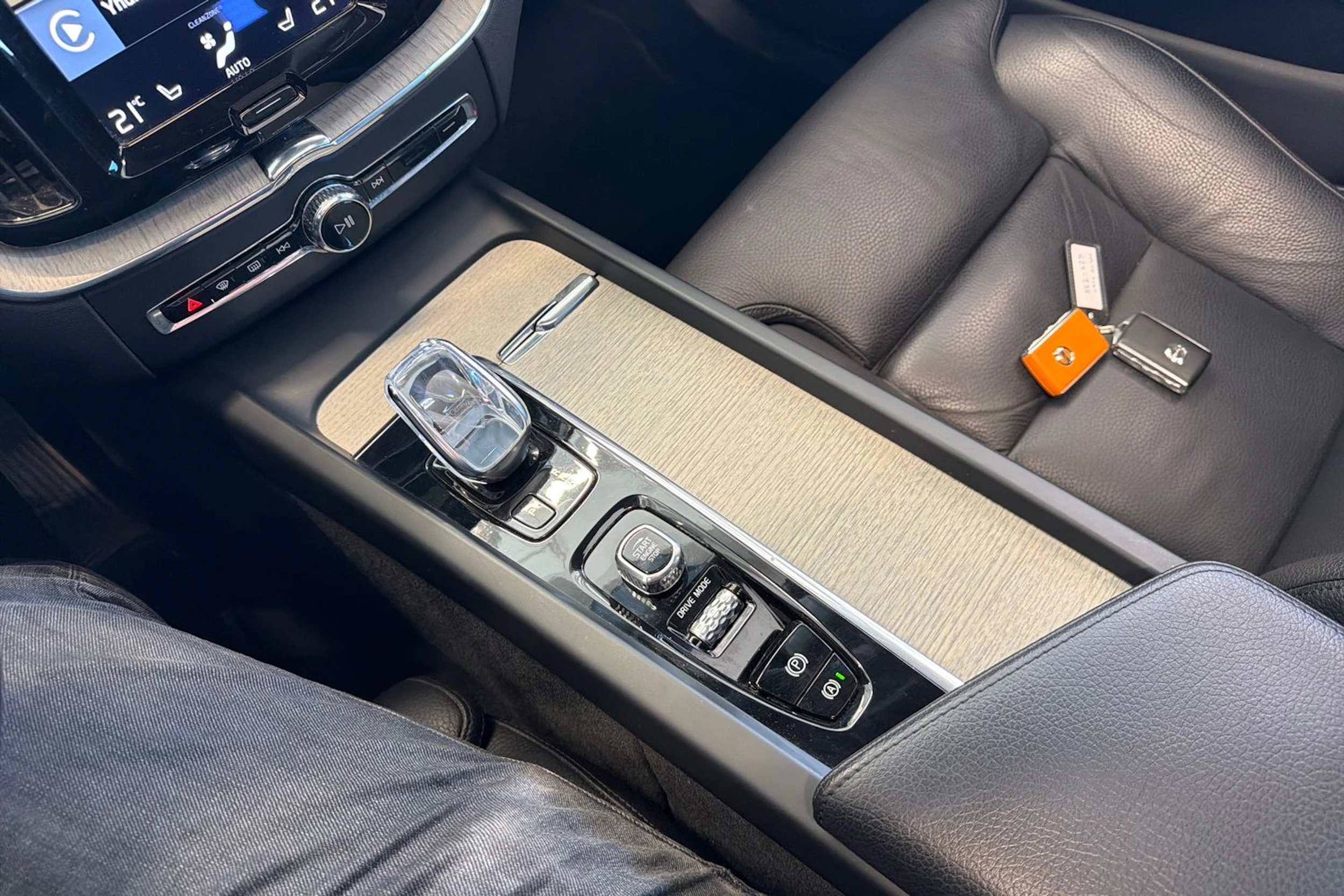 Musta Volvo XC60 2021 kuva 39.