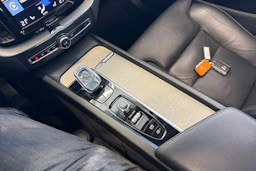 Musta Volvo XC60 2021 kuva 39.