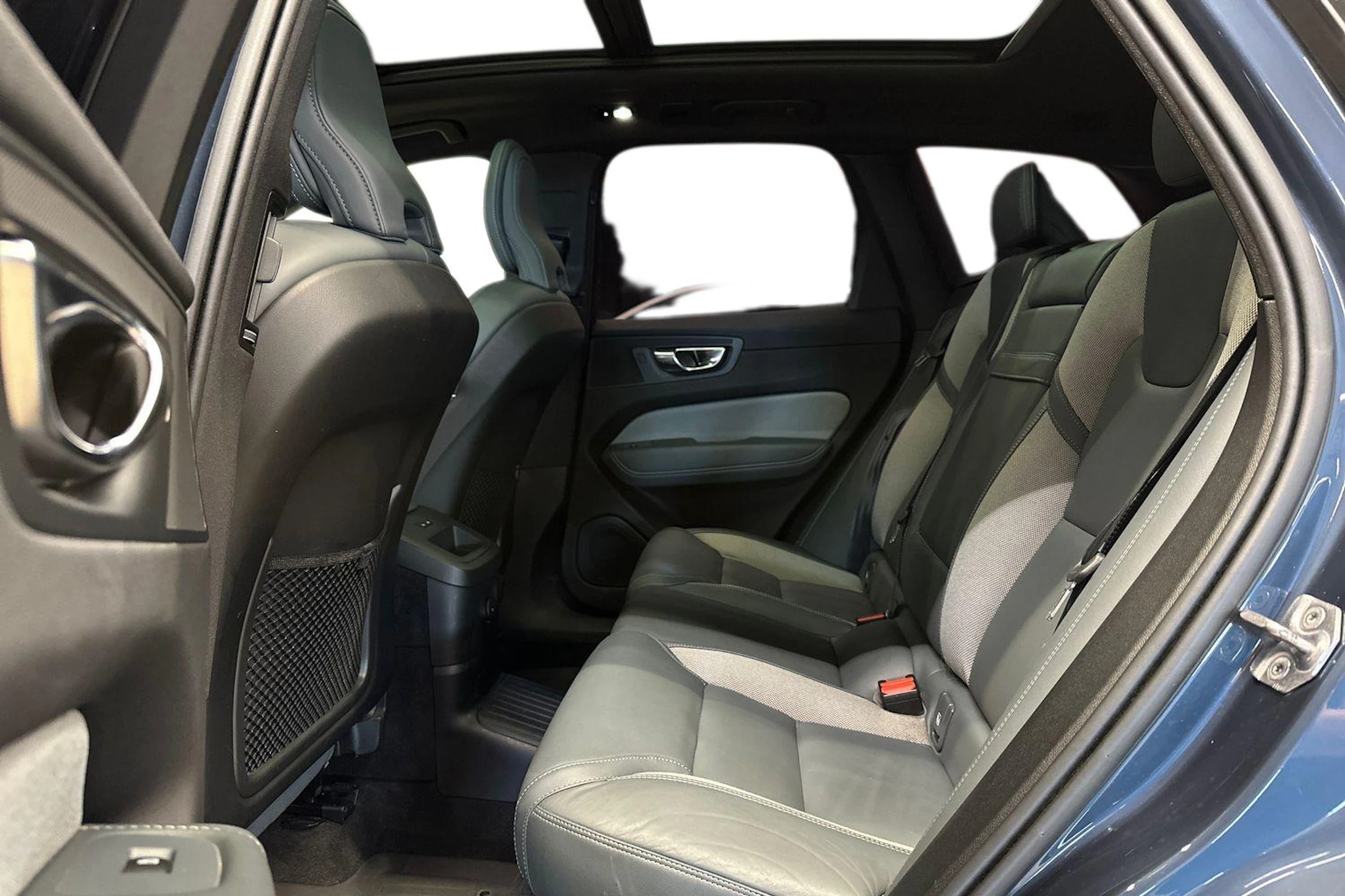 sininen Volvo XC60 2022 kuva 8.