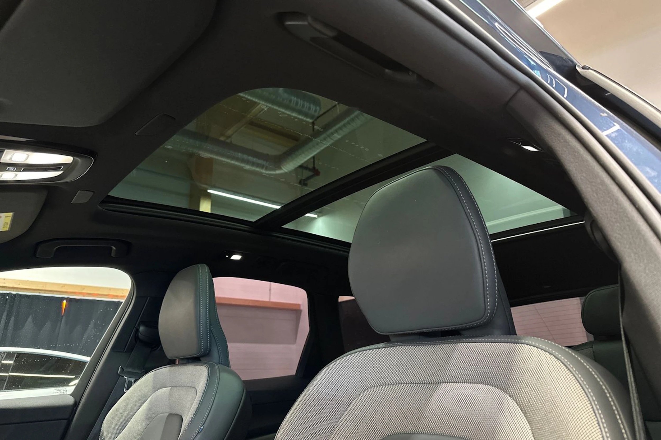 sininen Volvo XC60 2022 kuva 15.