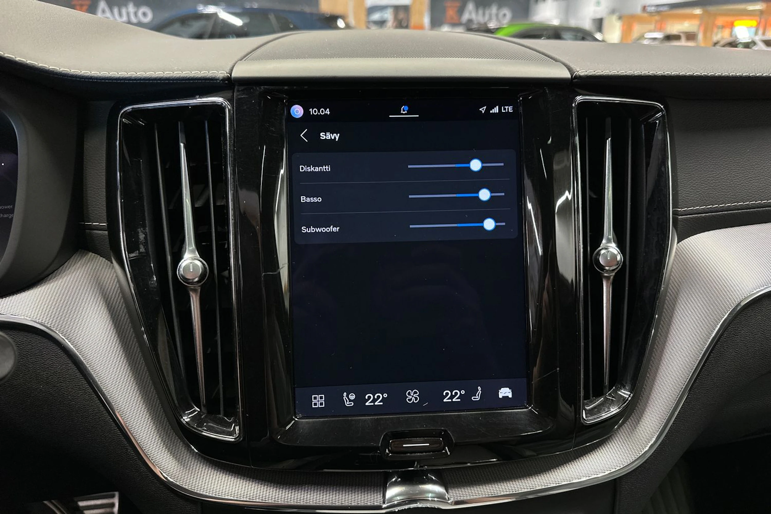 sininen Volvo XC60 2022 kuva 18.