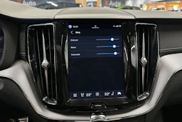 sininen Volvo XC60 2022 kuva 18.