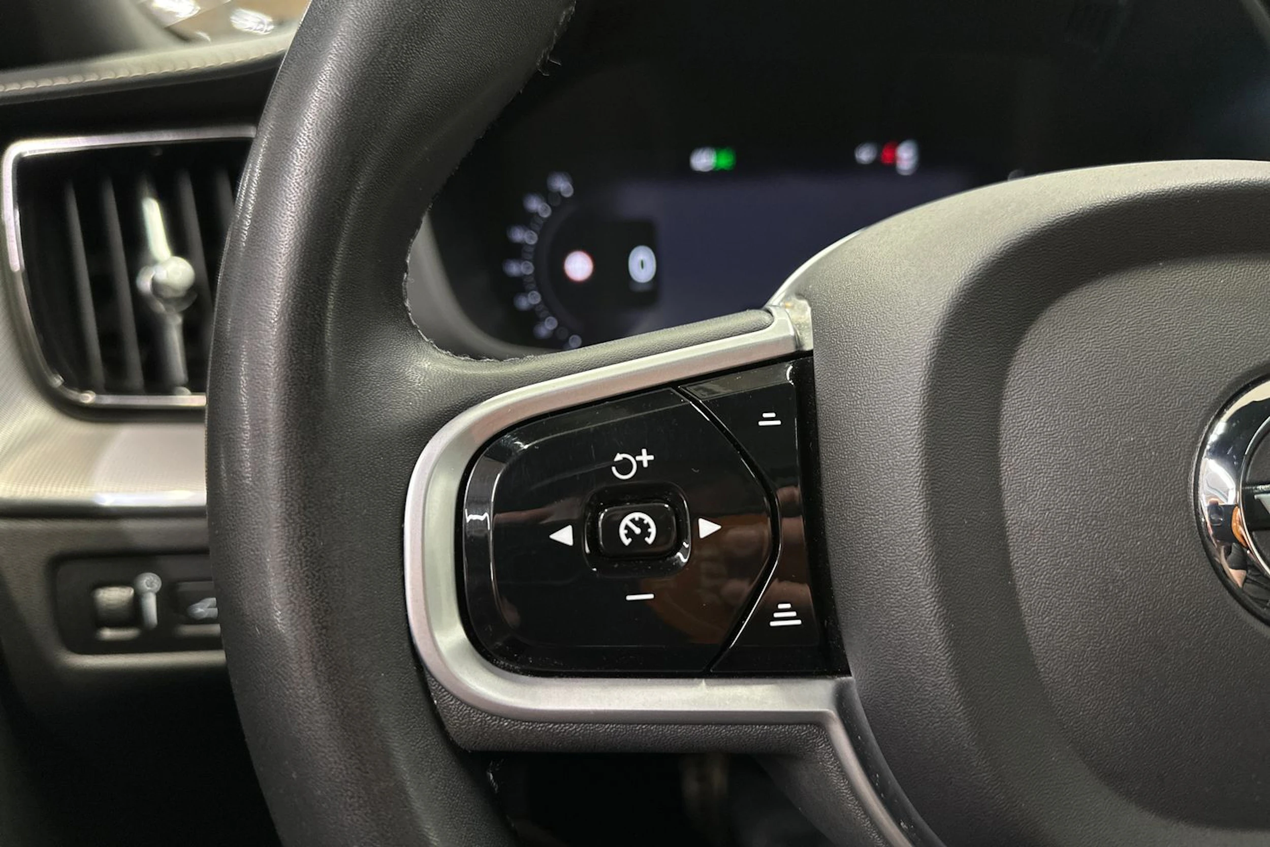 sininen Volvo XC60 2022 kuva 23.