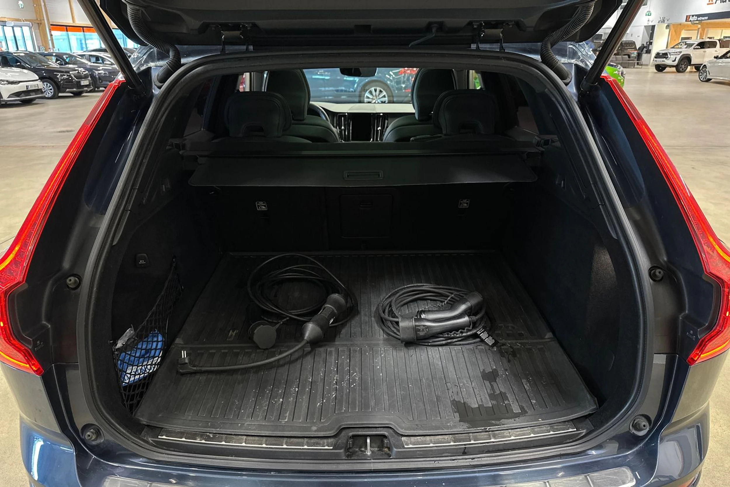 sininen Volvo XC60 2022 kuva 26.