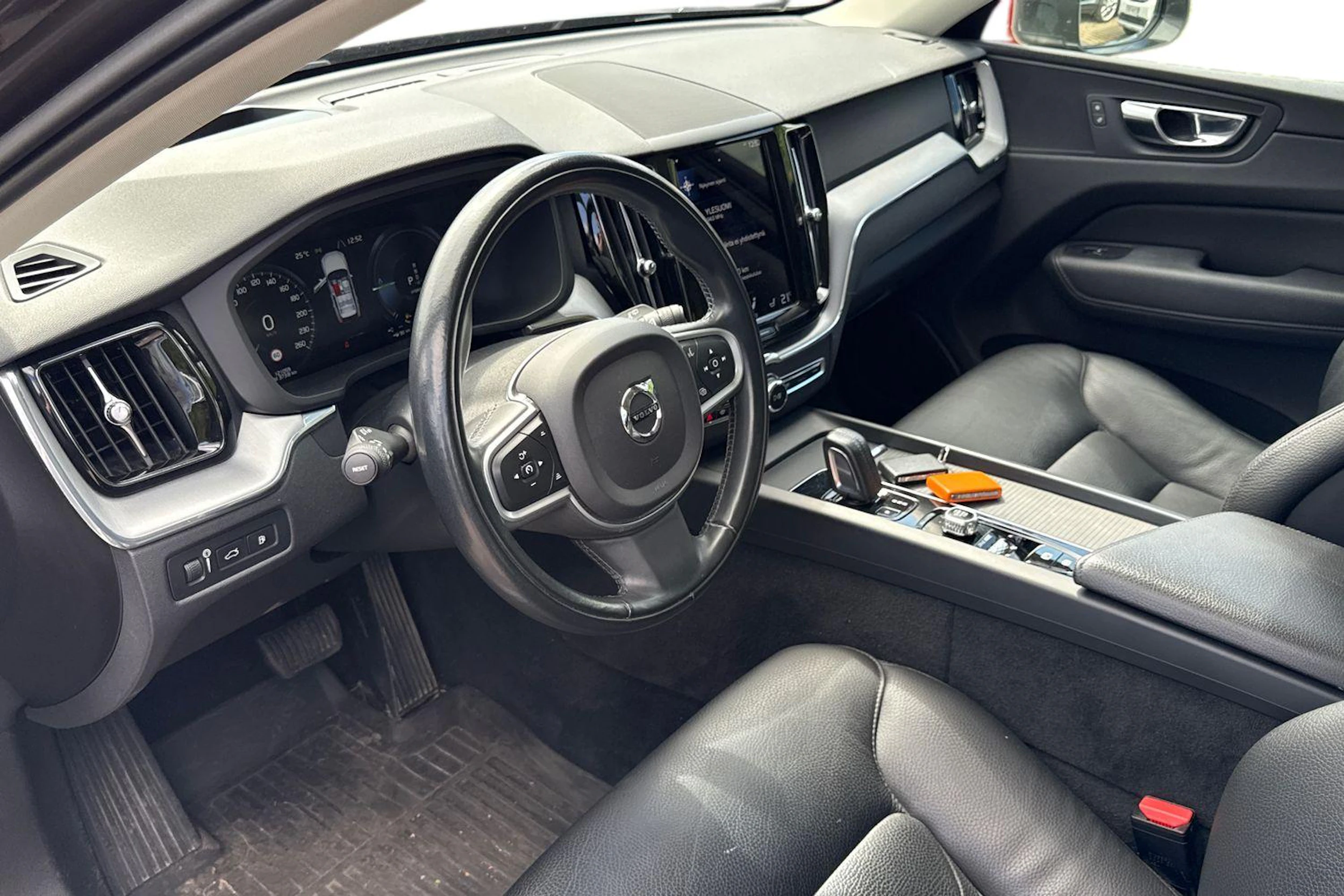 Harmaa Volvo XC60 2021 kuva 3.