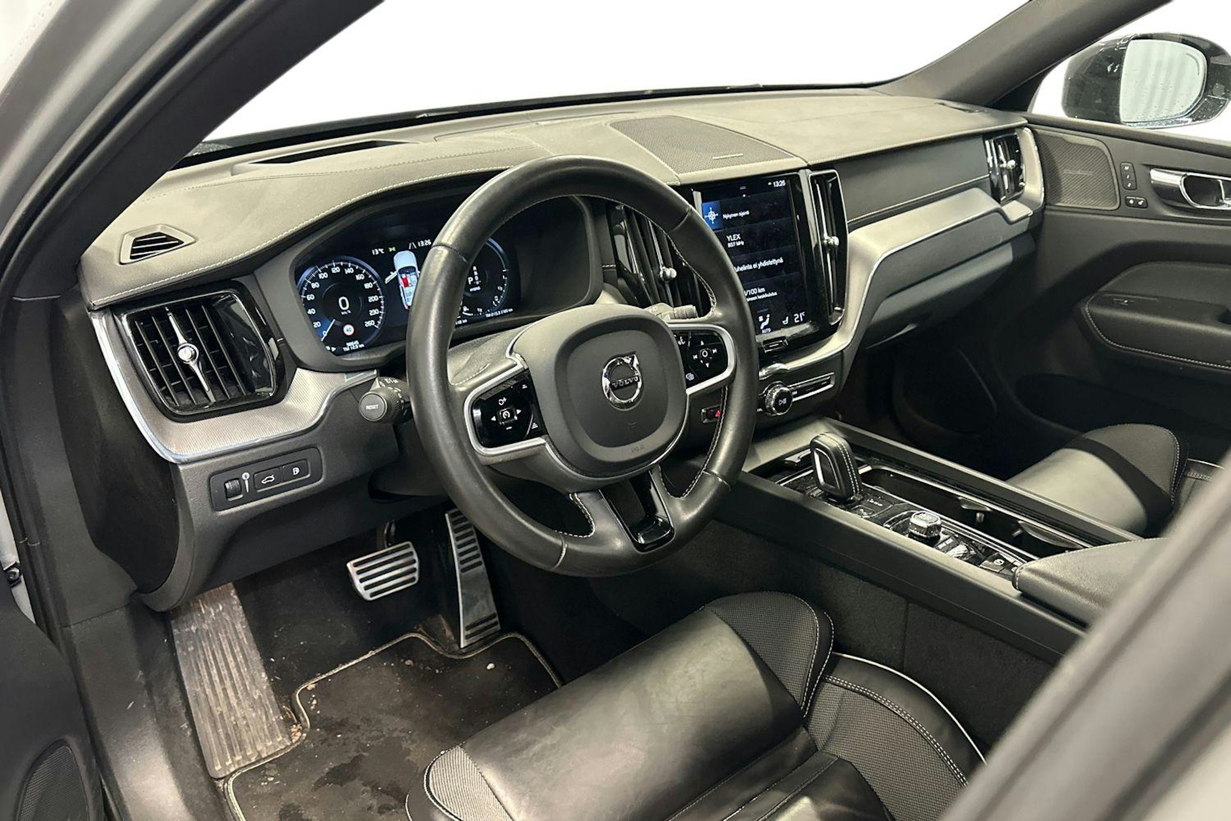 harmaa Volvo XC60 2021 kuva 3.