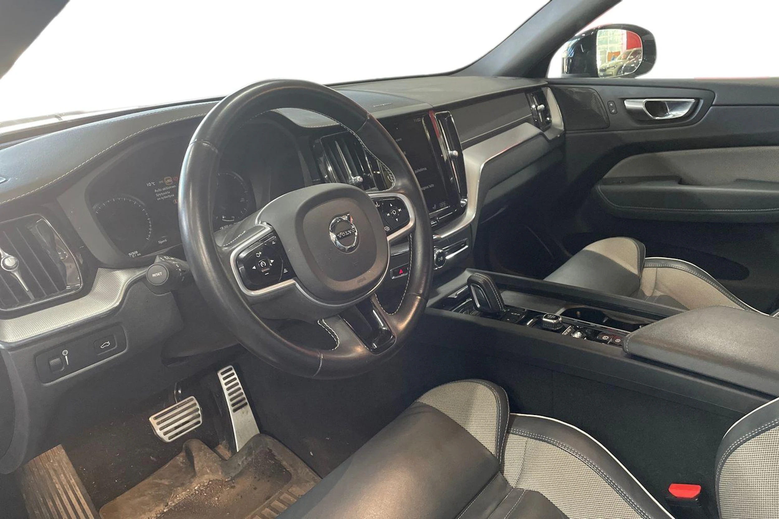 Valkoinen Volvo XC60 2021 kuva 3.