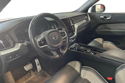 Valkoinen Volvo XC60 2021 kuva 3.