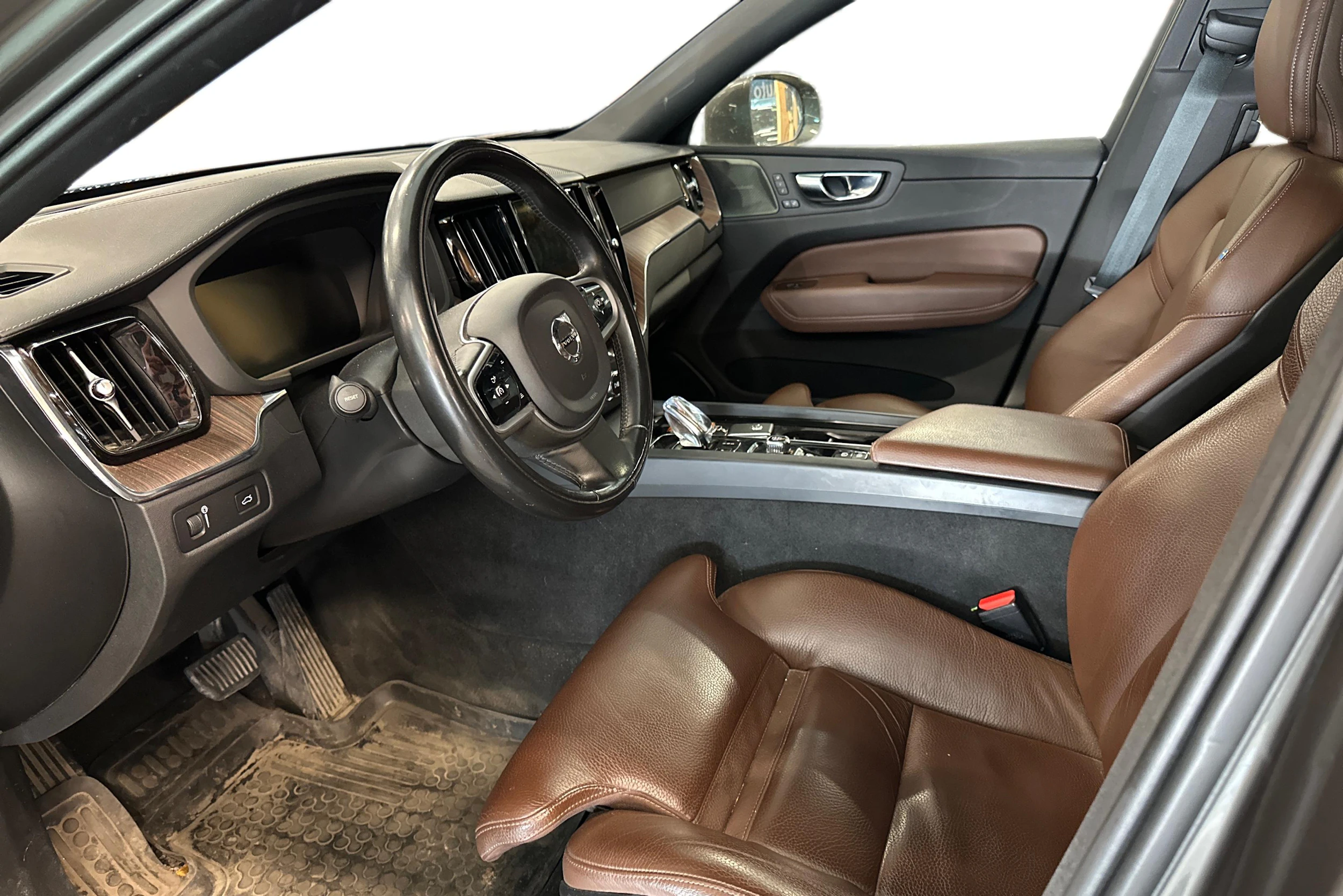 harmaa Volvo XC60 2021 kuva 3.