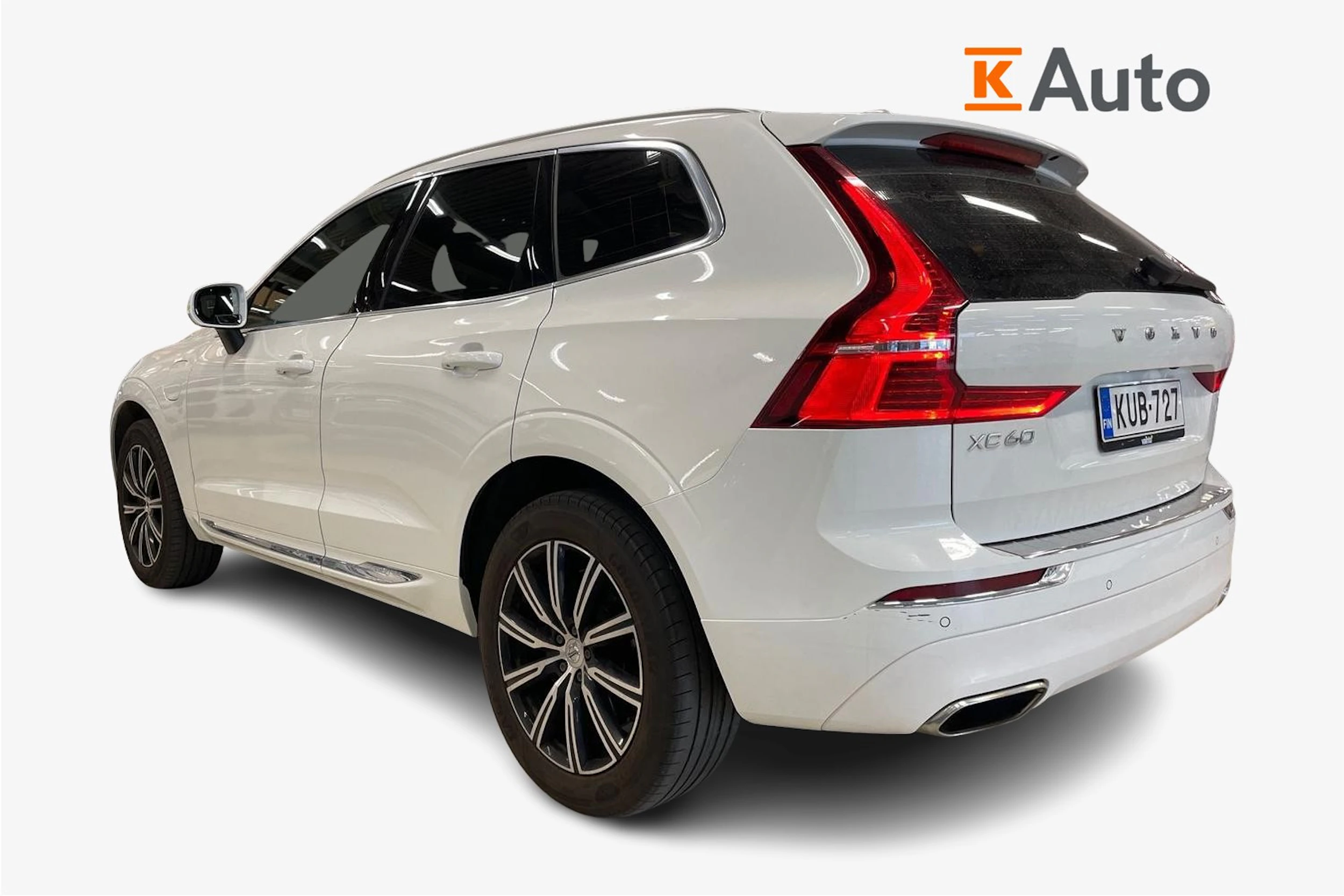 valkoinen Volvo XC60 2021 kuva 2.