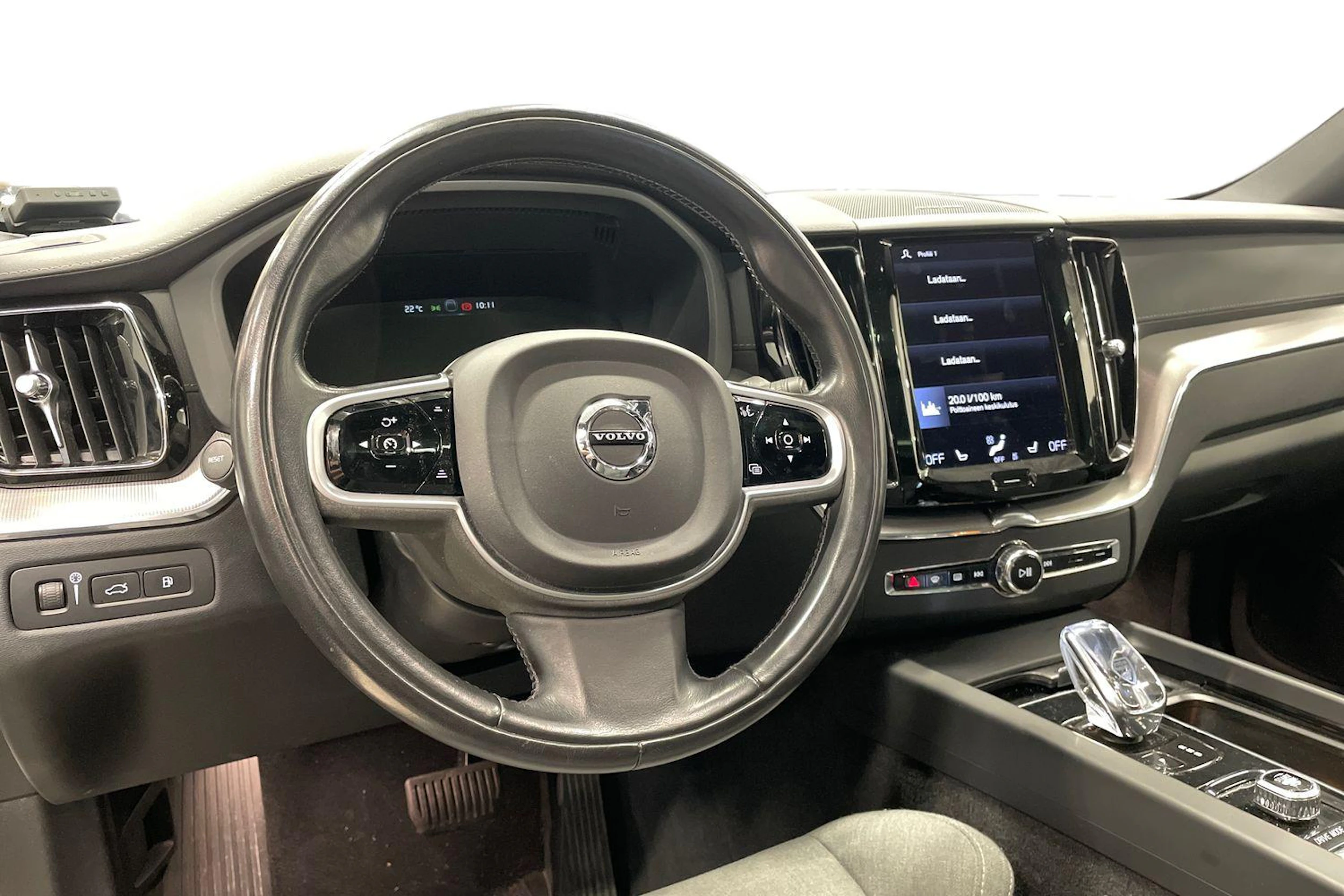 valkoinen Volvo XC60 2021 kuva 3.