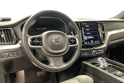 valkoinen Volvo XC60 2021 kuva 3.