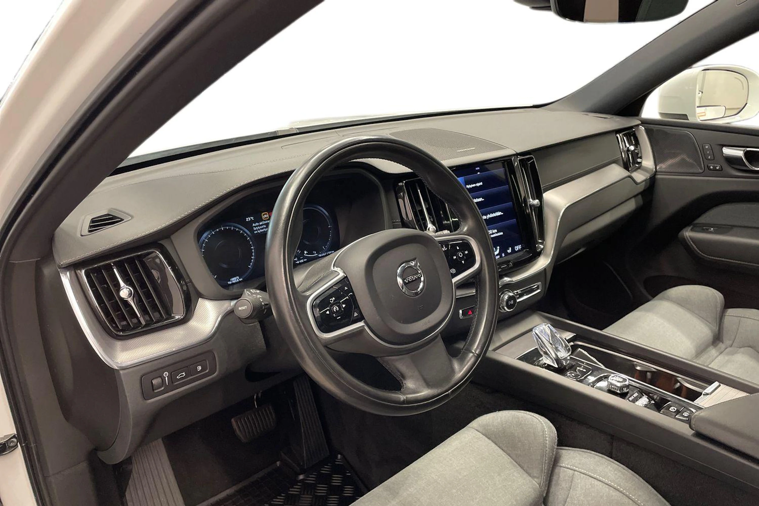 valkoinen Volvo XC60 2021 kuva 6.