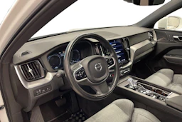 valkoinen Volvo XC60 2021 kuva 6.
