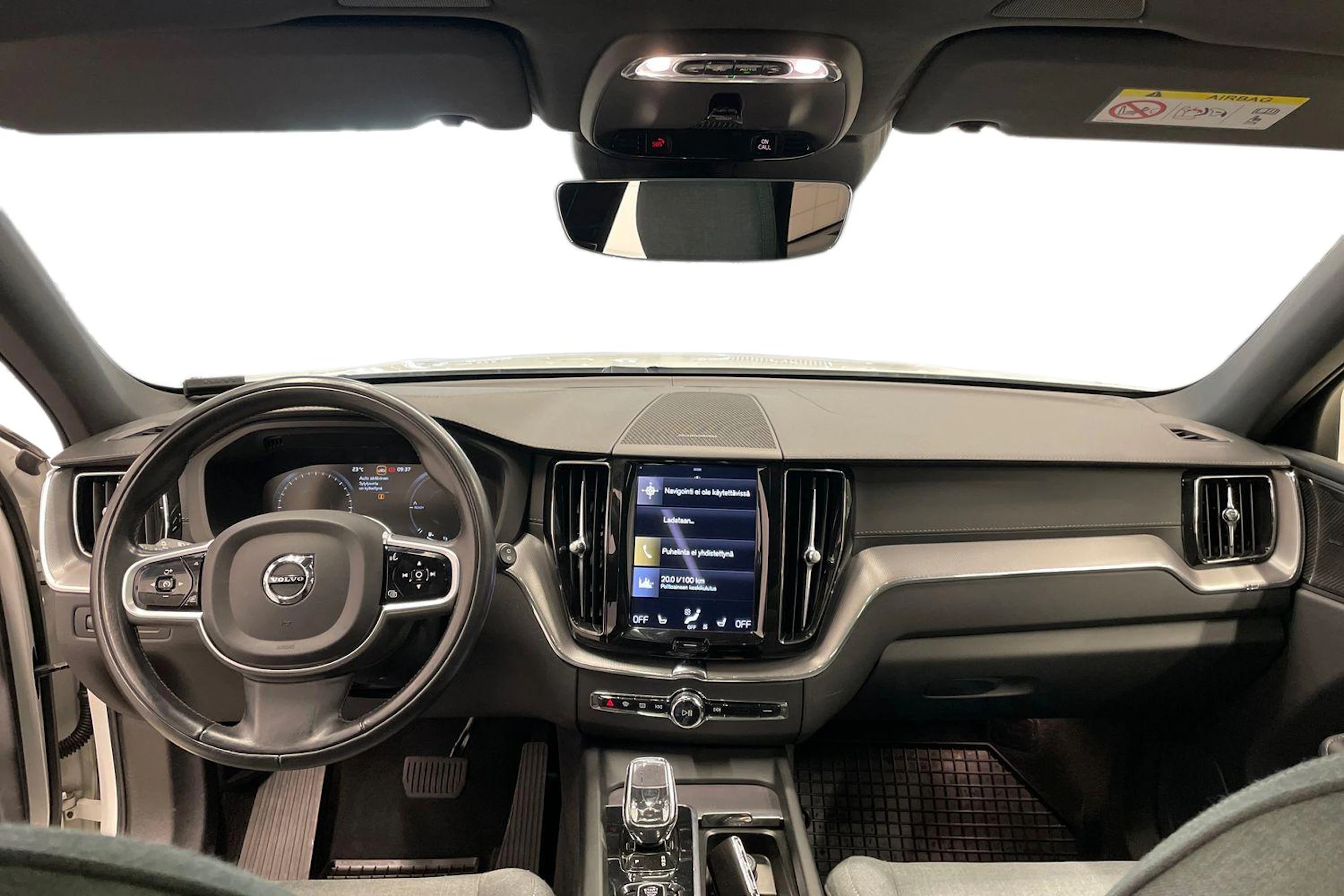 valkoinen Volvo XC60 2021 kuva 7.