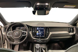 valkoinen Volvo XC60 2021 kuva 7.