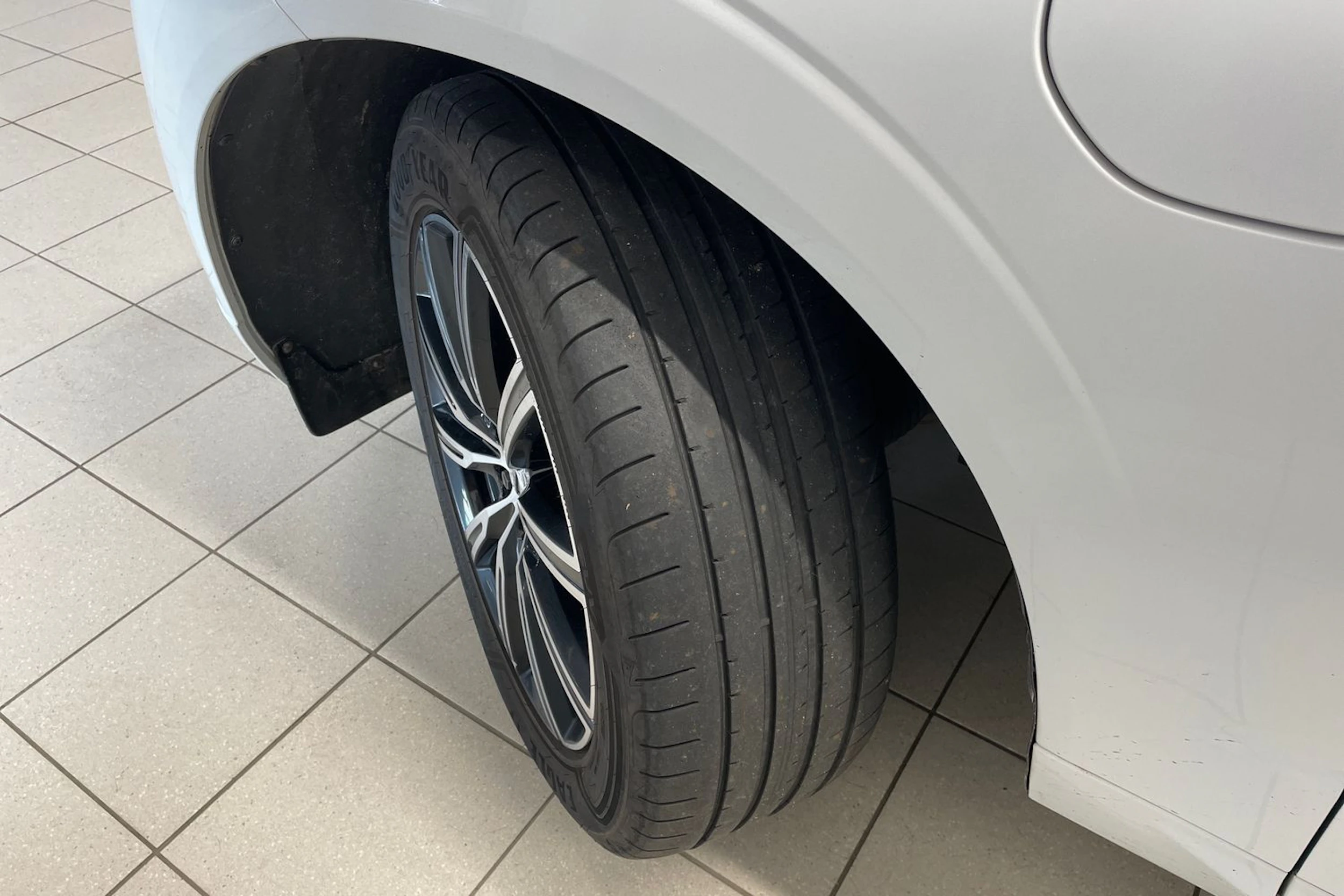 valkoinen Volvo XC60 2021 kuva 10.