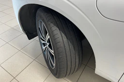 valkoinen Volvo XC60 2021 kuva 10.