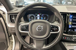 valkoinen Volvo XC60 2021 kuva 11.