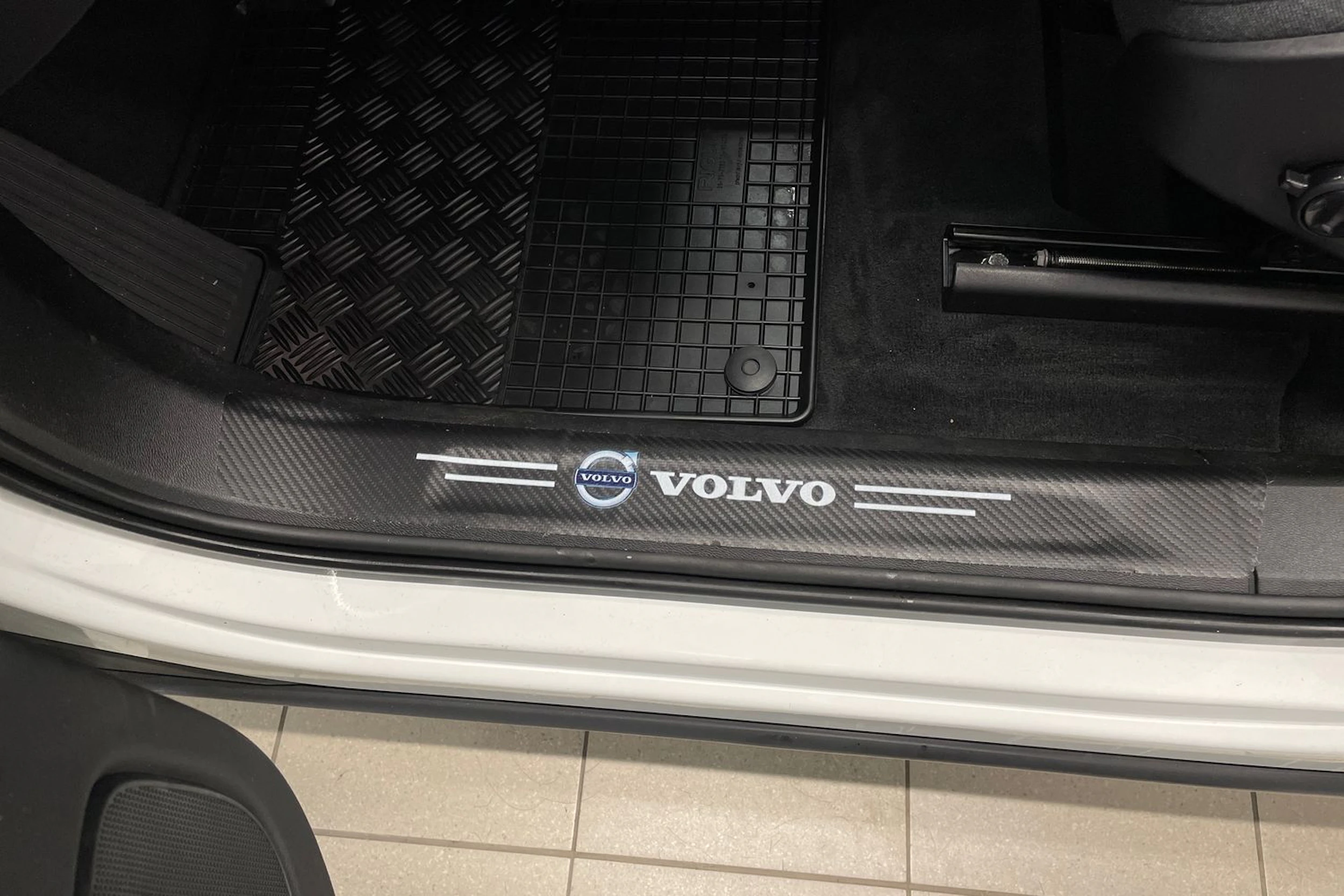 valkoinen Volvo XC60 2021 kuva 18.