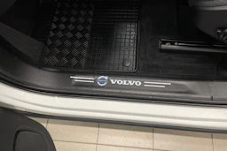valkoinen Volvo XC60 2021 kuva 18.