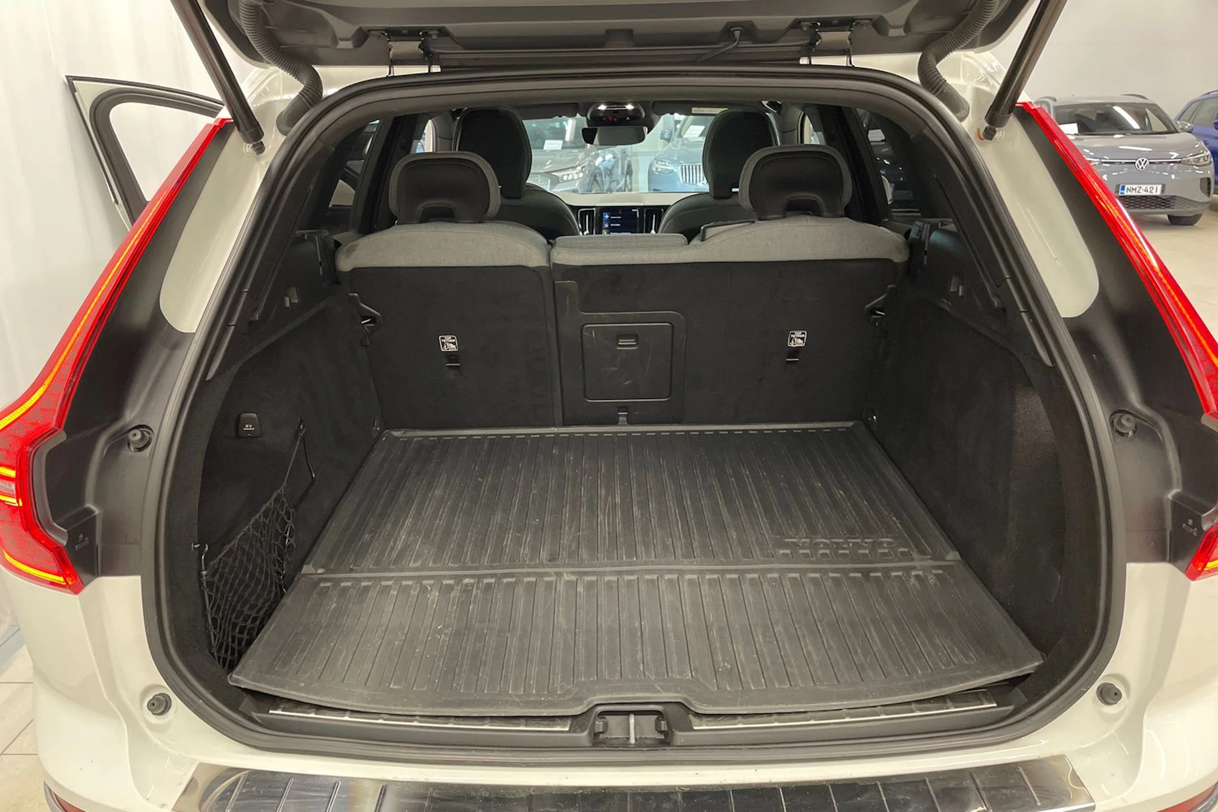 valkoinen Volvo XC60 2021 kuva 21.